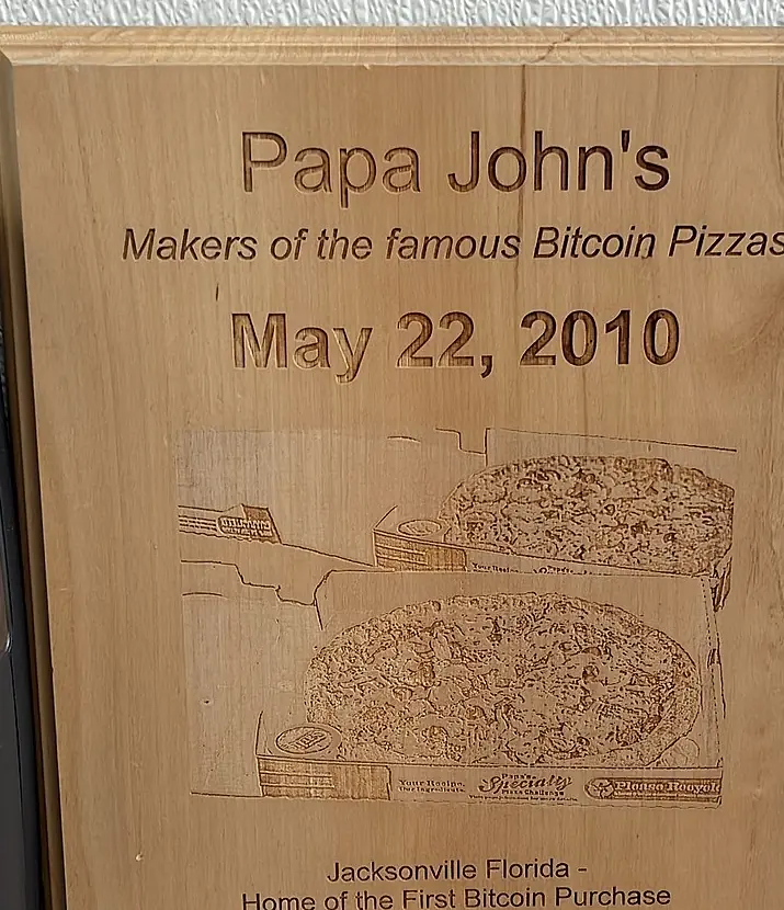 Табличка в Papa John's в Джексонвилле: «Makers of the famous Bitcoin Pizzas, May 22, 2010»
